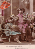 Petits enfants au printemps avec des &oelig;ufs